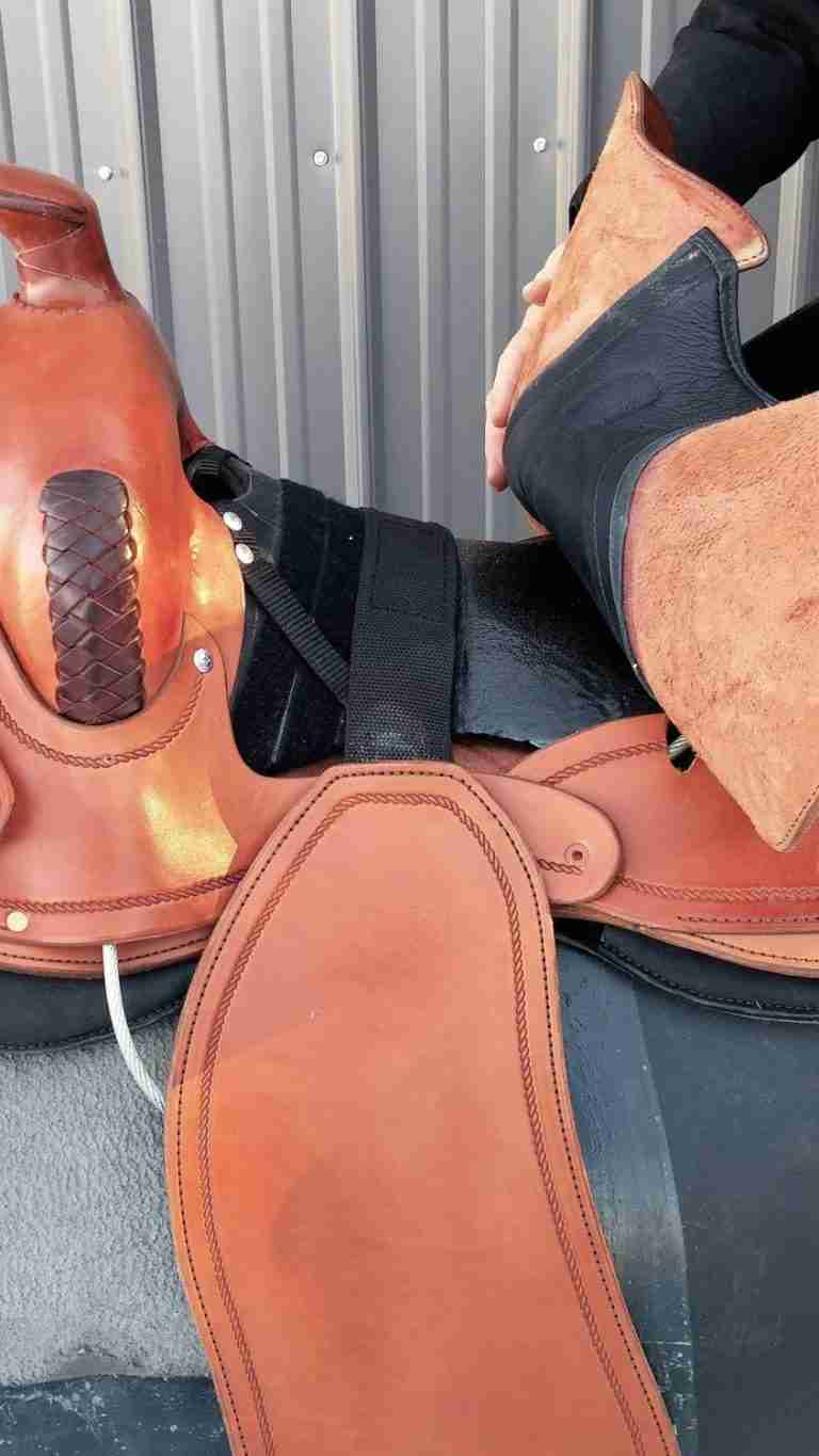 WESTERN SADDLE STIRRUPS POSITION